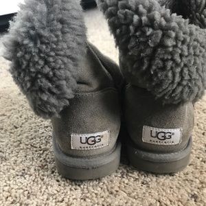 Grey button up short Uggs